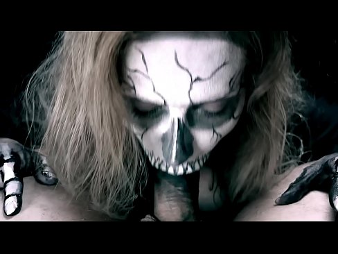 ❤️ Vajzë demonike që thith karin me gojën e saj të zezë dhe gëlltit sperma. ️ Porno e bukur tek ne ﹏