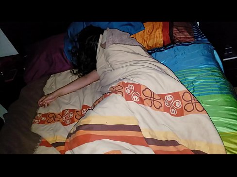 ❤️ Njërku qorton njerkën e tij të re ndërsa ajo fle. ️ Porno e bukur tek ne ﹏