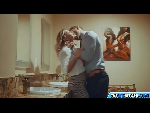 ❤️ Kur një bjonde me bukë ju josh në një banjë publike ️ Porno e bukur tek ne ﹏